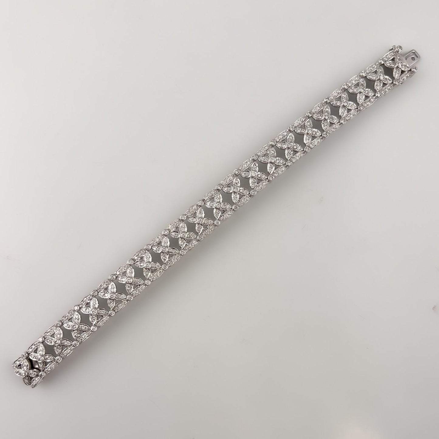 18k White Gold Diamond Fancy Leaf Link Station Bracelet 4.00ctw H-I SI2 50g