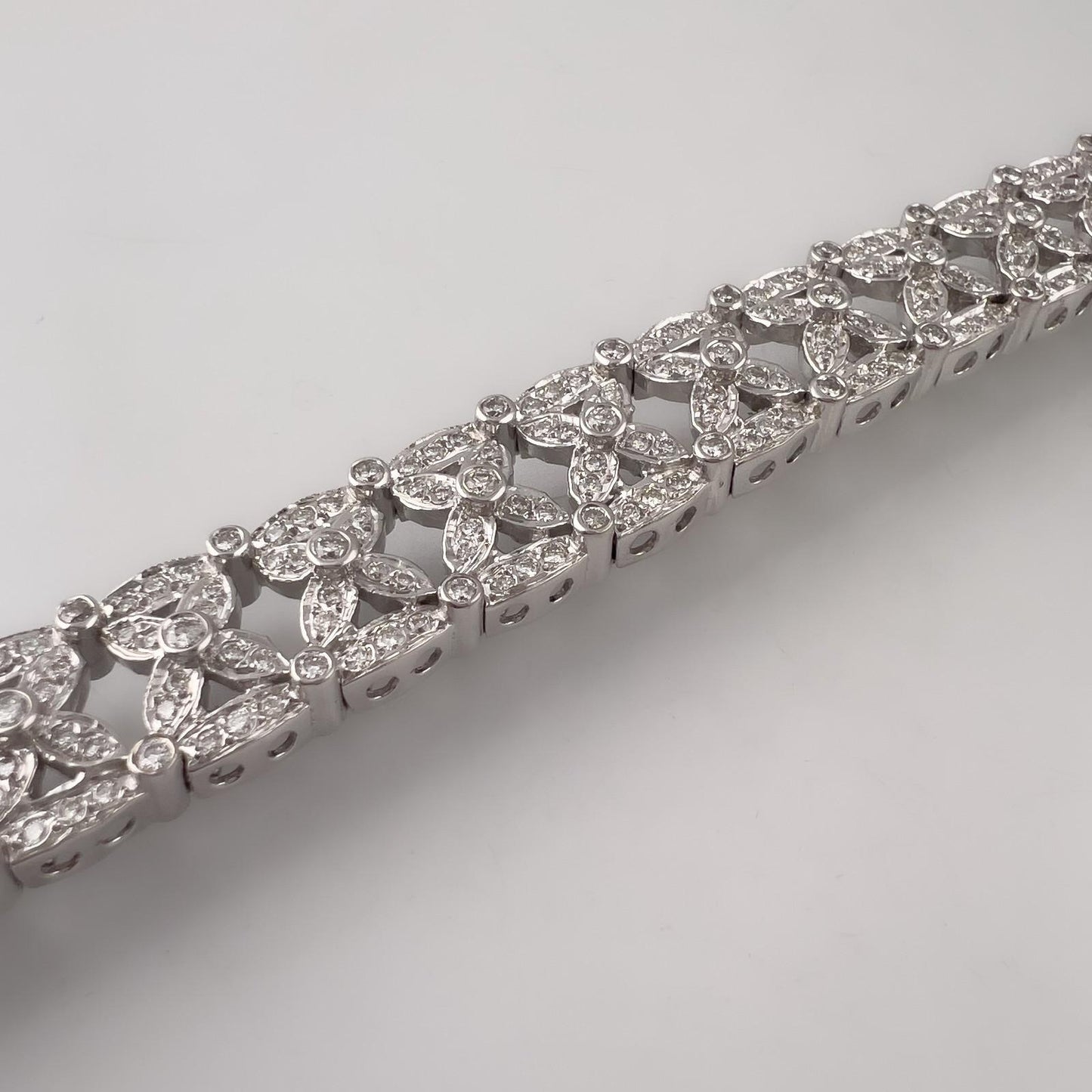 18k White Gold Diamond Fancy Leaf Link Station Bracelet 4.00ctw H-I SI2 50g