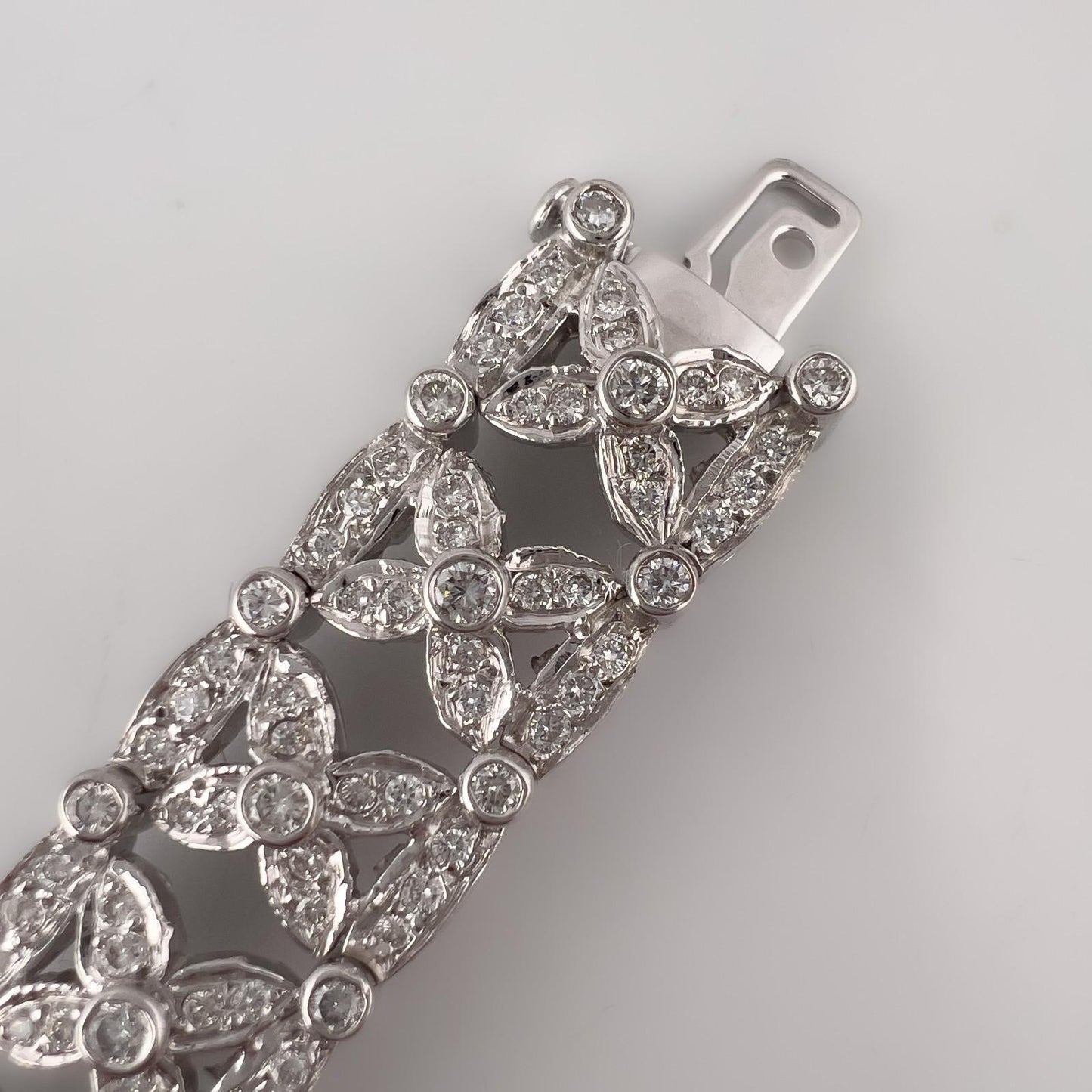 18k White Gold Diamond Fancy Leaf Link Station Bracelet 4.00ctw H-I SI2 50g